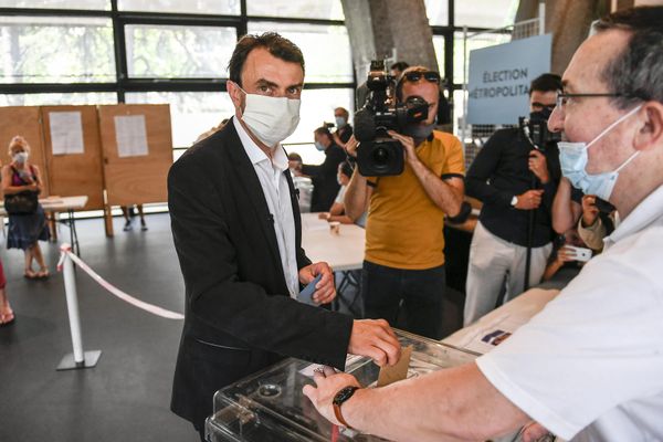 Le 28 juin 2020, le candidat écologiste, Grégory Doucet glisse son bulletin de vote dans l'urne lors des élections municipales à Lyon.