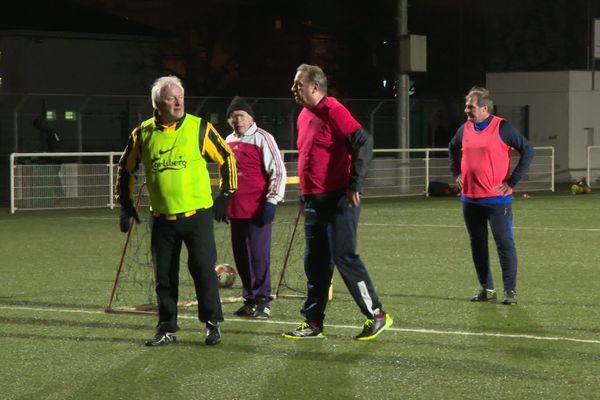 Même en plein hiver, ces footballeurs s'entraînent chaque semaine. Par amour du jeu...et du collectif. 