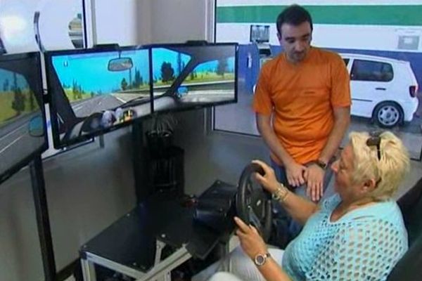 Le simulateur de conduite teste les réflexes du conducteur. 