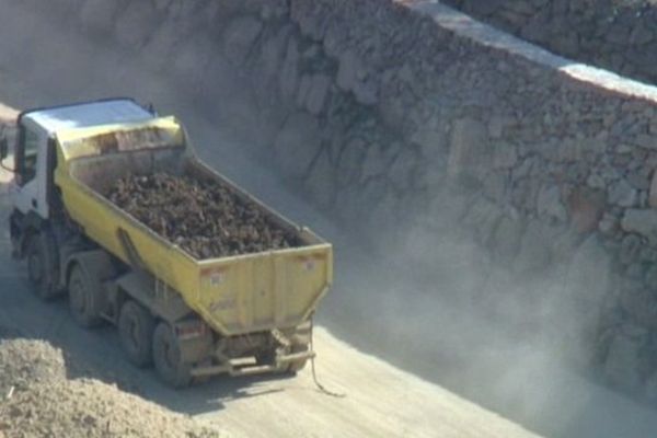 Le terrain dont il est propriétaire aurait des allures de carrière.