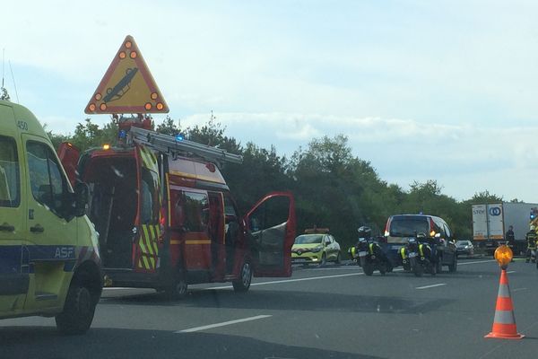 Les lieux de l'accident à hauteur de Doeuil-sur-le-Mignon, sur l'A10 ce 3 mai 2018