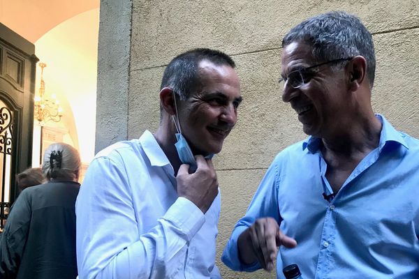 Les deux derniers maires de Bastia, Pierre Savelli avec Gilles Simeoni, tout sourire quelques secondes avant l'annonce de la victoire aux municipales, le 28 juin dernier