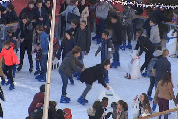 La patinoire attire de nombreux visiteurs 