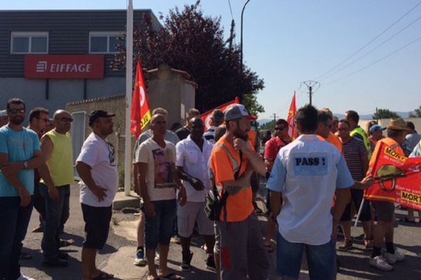 Les salariés se sont rassemblés devant l'agence Eiffage de Castres.