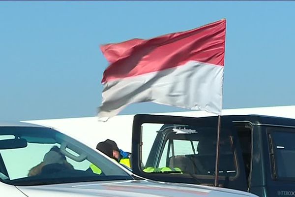 Rot un wiss, le drapeau rouge et blanc sur les lieux de rassemblement des gilets jaunes