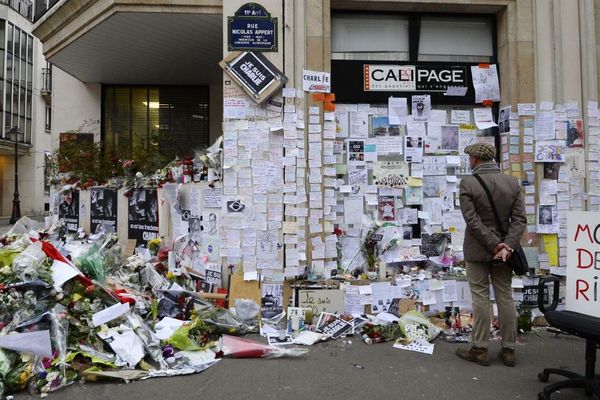 Hommage spontané près des locaux de Charlie Hebdo, à Paris, le 12 janvier 2015.