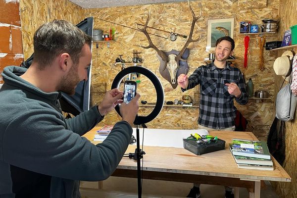 Les deux frères (Matthieu à gauche, et Lorent à droite) investissent un garage pour leurs tutos.