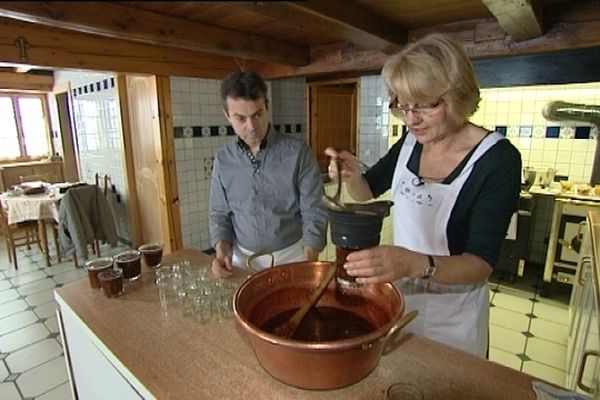 Lili Jacquet-Pierroulet prépare une confiture d'orange au chocolat sous le regard attentif du chef Hugues Droz.