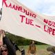 Ce dimanche 24 mars 2024, à Plomeur dans le Finistère, une trentaine de militants écologistes ont déroulé des banderoles hostiles aux horticulteurs de l'EARL Kaandor. En ligne de mire le pompage illégal dans un étang situé près d'une zone humide protégée