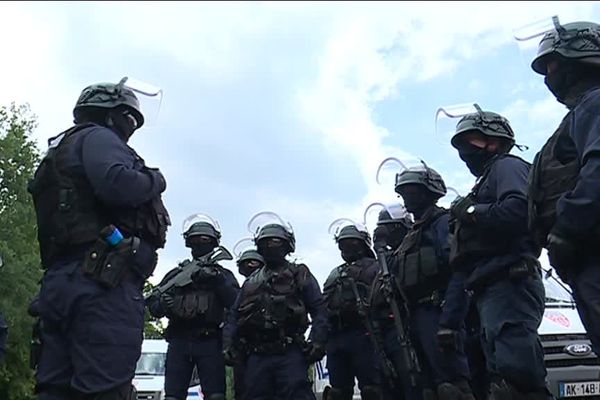 Une unité du RAID au briefing