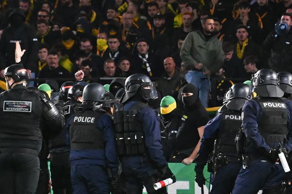 Les supporters de la brigade Loire sont descendus sur le terrain, la police est intervenue, lors du match entre Nantes et Le Havre, le 24 novembre 2024