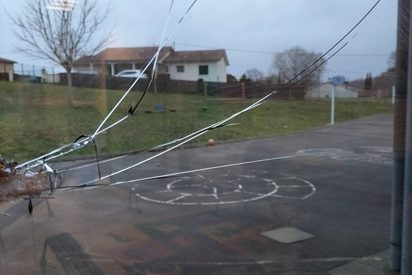 Une vitre de l'école maternelle a été brisée.