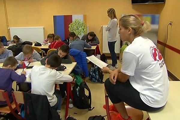 La dictée ELA 2016 lue par la basketteuse des Flammes Carolo, Amel Bouderra, aux élèves du collège Notre-Dame de Charleville-Mézières ce vendredi 14 octobre.