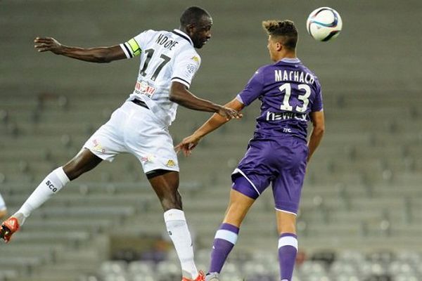 Cheikh N'Doye (Angers) et Yann Bodiger (TFC).