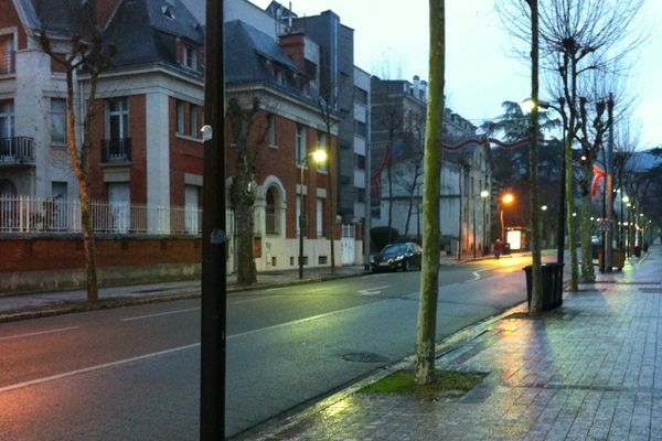 Trottoirs riment avec patinoires samedi matin à Chamalières (Puy-de-Dôme). Les pluies verglaçantes ont rendu le sol très glissant, obligeant même les piétons à marcher sur la chaussée au milieu des voitures.