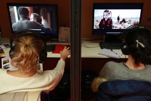 A l'occasion du festival du court-métrage de Clermont-Ferrand, les professionnels peuvent visionner des centaines de films. Certains d'entre eux en profitent pour faire leur marché et compléter la programmation de festivals futurs.