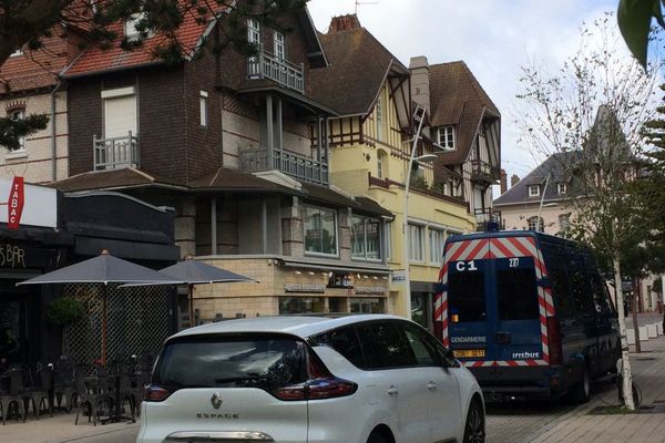 Un véhicule de gendarmerie stationné devant la villa des Macron au Touquet, ce jeudi matin après l'arrestation de deux hommes en voiture.