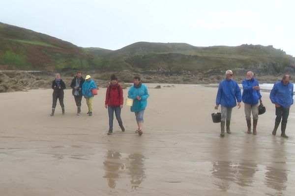 Des bénévoles de l'Acro (association pour le contrôle de la radioactivité dans l'ouest) sur la plage d'Ecalgrain, dans La Hague (50).