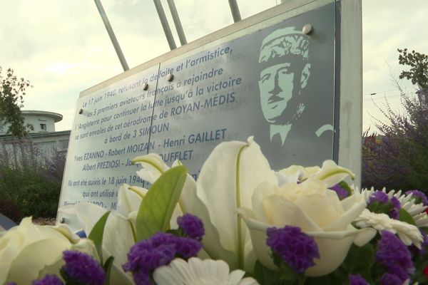 La stèle en hommage aux cinq aviateurs refusant l'armistice de 1940 qui partirent pour l'Angleterre le 17 juin 1940. Là-bas, il retrouvèrent le Général De Gaulle.