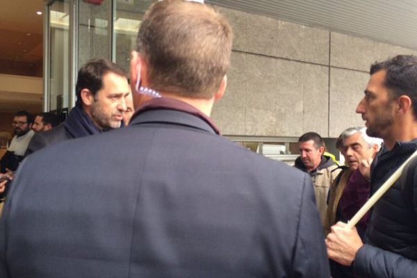 Christophe Castaner, le patron de "En marche !", interpellé par la CGT Cheminots, à Irun, au pays basque espagnol.