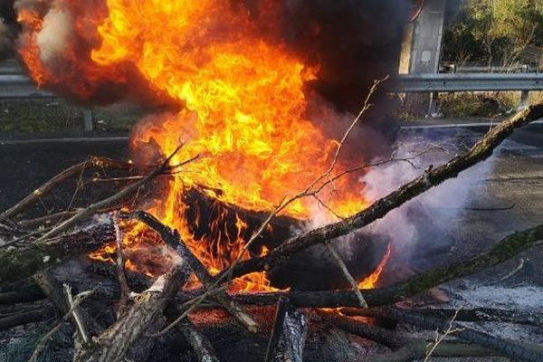 Le secteur du péage de Virsac sur l'A10 reste un point chaud dimanche soir entre des manifestants et les CRS.