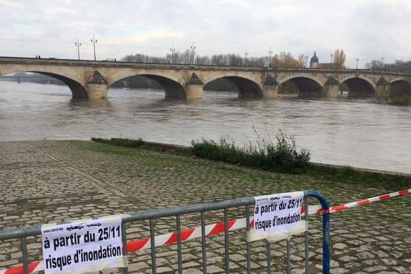 La Loire est montée brusquement ces derniers jours comme ici à Orléans