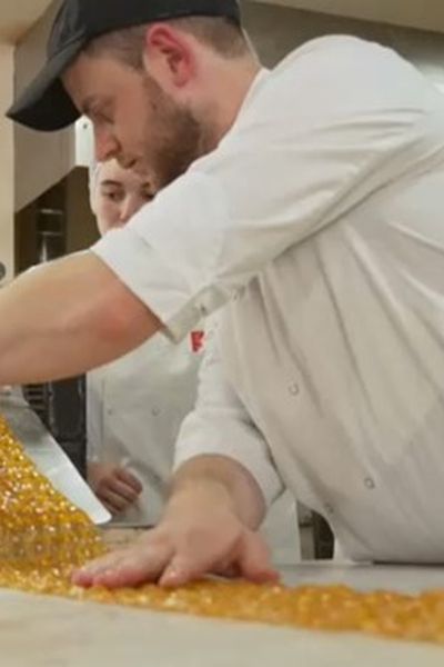 Dans une boutique de MOret-sur-Loing, Yvan apprend à faire du sucre d'orge