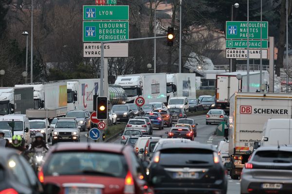 L'accident s'est produit vers 10 h 30, entre les échangeurs 18 et 19, sur la rocade extérieure.