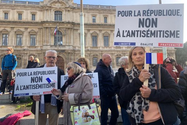 Marche contre l'antisémitisme : en marge de la manifestation parisienne, un rassemblement a eu lieu ce dimanche à Marseille devant la Préfecture de région.