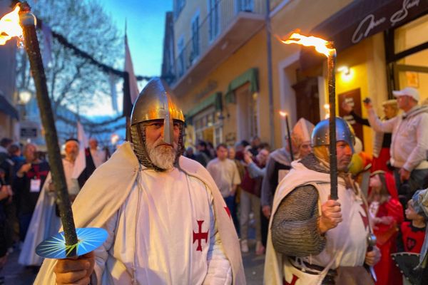 Défilé aux flambeaux dans le ruelles de Biot ce vendredi soir pour l'ouverture des la fête des Templiers.