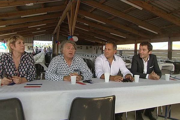 De gauche à droite, France Jamet, Gilbert Collard, Gérard Prato et Julien Sanchez à la Manade Rébuffat.