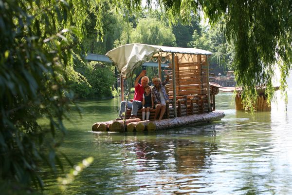 Le radeau de la jungle est la plus ancienne attraction du parc, lancée en 1978.