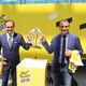 Le président du Piémont (à gauche) et le maire de Turin (à droite) brandissent le trophée "Grand Départ" offert par le Tour de France aux régions étrangères accueillant les premières étapes de la "Grande Boucle".