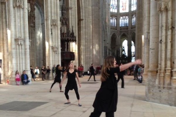 Un parcours de danse amateurs à l'Abbatiale Saint-Ouen à Rouen