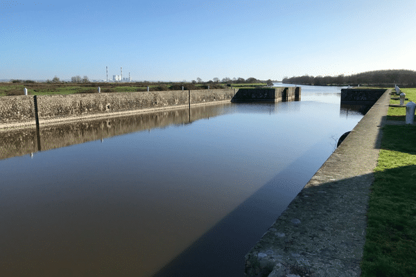 Un samedi beau et froid en perspective, propice à lune promenade hivernale au long du canal de la Martinière