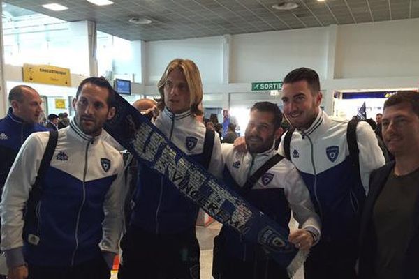 Les joueurs du SC Bastia à l'aéroport, avant leur départ pour Paris