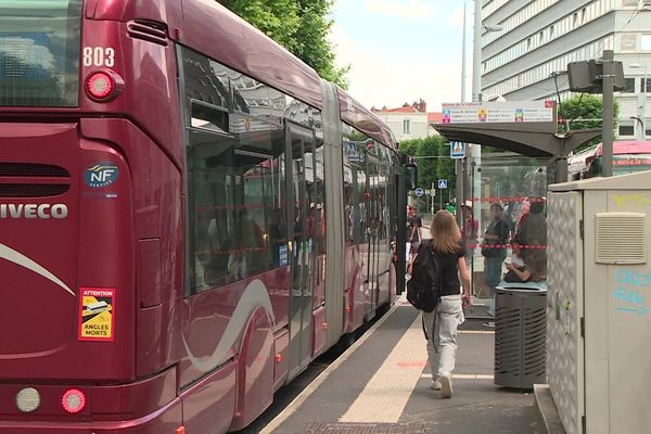 A partir du lundi 1er juillet, certaines lignes de bus pourront s'arrêter entre deux arrêts à la demande des usagers à partir de 22 heures.