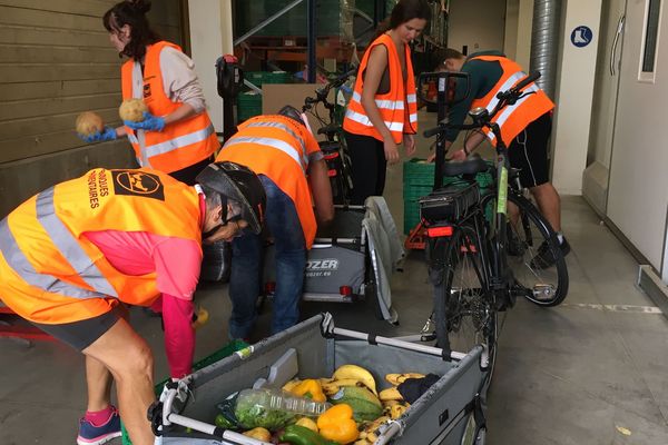 Depuis le début du mois d'août, des femmes de l'association "4S" font des collectes de denrées en vélo pour la Banque alimentaire de Savoie.