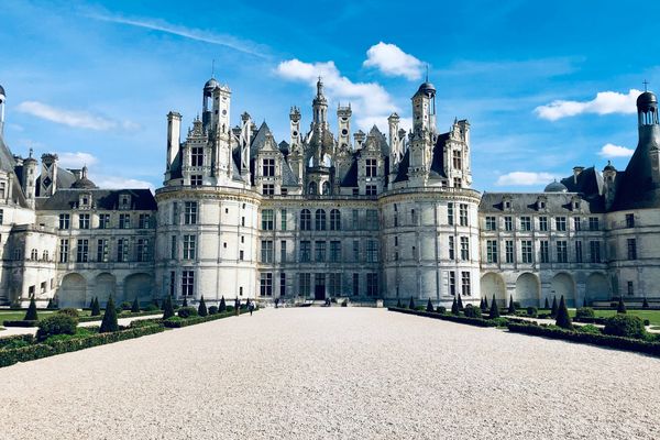 Le château de Chambord sous un grand ciel bleu.