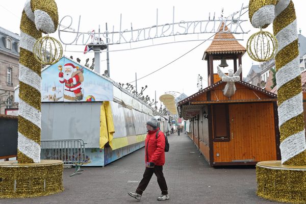 Les cabanons du marchés de Noël de Strasbourg garderont les volets baissés ce jeudi 13 décembre.