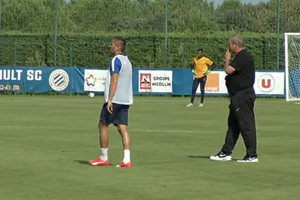 L'entraîneur du MHSC Rolland Courbis, à droite, conduit l'entraînement - 27 août 2015