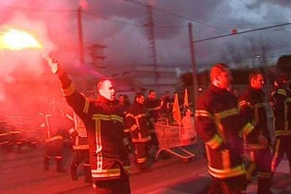 Montpellier - les pompiers de l'Hérault manifestent durant les voeux du président du conseil général - 3 février 2014.