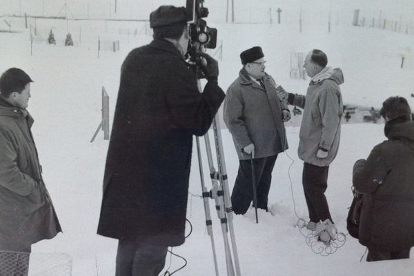 Tournage d'époque. Dans la neige des années 60 avec une caméra 16 mm