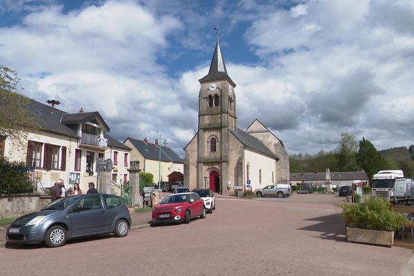 La place de l'église de Brassy (Nièvre).