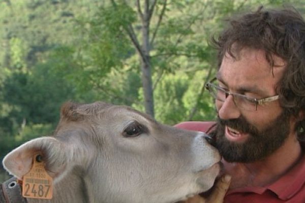 Valentin, futur éleveur et Libellule, génisse de deux mois, à Galinagues, dans l'Aude. 