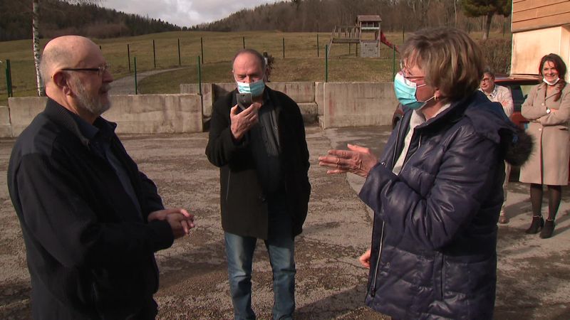 La vingtaine d'élus du Jura participant à ce stage ont participé à des jeux de rôle entre habitants excédés et maires.