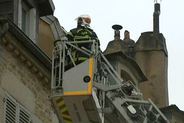 Les pompiers vérifient les toitures pour détecter les fuites