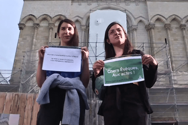 Pour protester contre les actes de pédophilie de l'Église et pour dénoncer l'inaction, une trentaine de fidèles se sont rassemblés devant la cathédrale d'Angers.