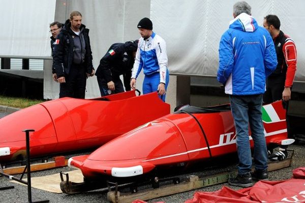 Les équipes italiennes testent leur bob Ferrari à La Plagne. 