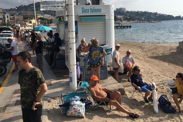 Les baigneurs doivent prendre leur mal en patience ce jeudi matin à la Pointe Croisette.